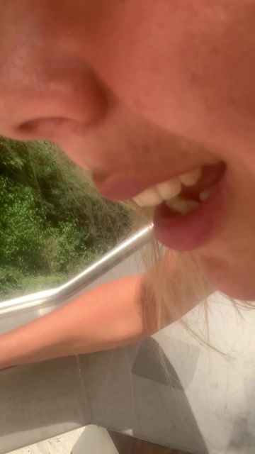 sexy foto nr. 7 von Vicky auf dem Spielplatz