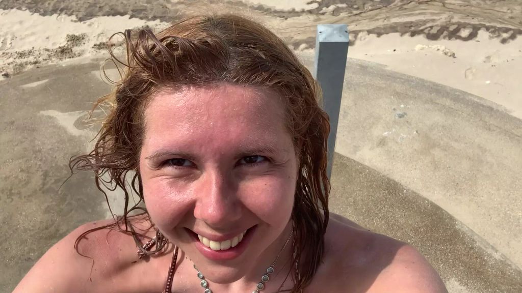 sexy foto nr. 1 von Vicky duscht am Meer