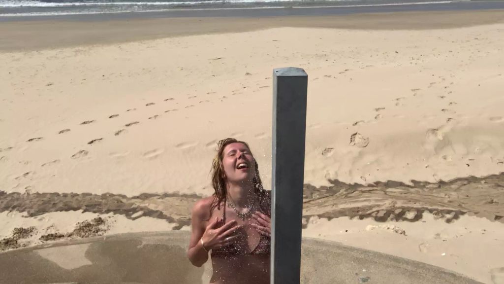 sexy foto nr. 4 von Vicky duscht am Meer
