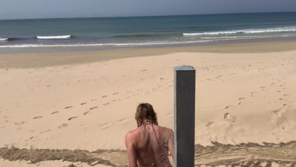 sexy foto nr. 6 von Vicky duscht am Meer