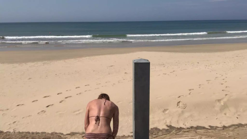 sexy foto nr. 7 von Vicky duscht am Meer