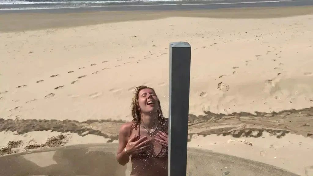 sexy foto nr. 10 von Vicky duscht am Meer