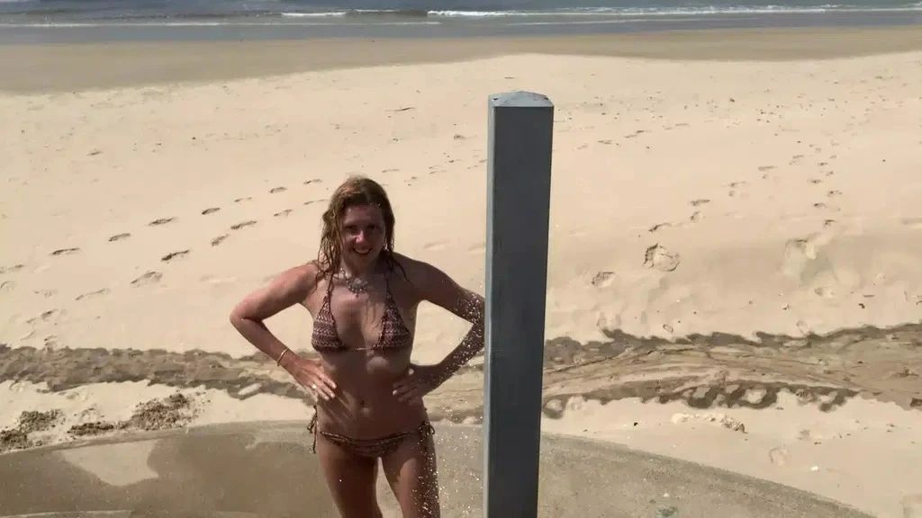 Vicky duscht am Meer