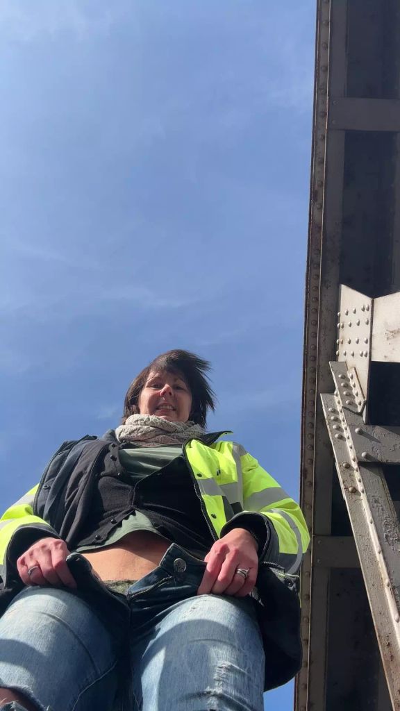 sexy foto nr. 4 von Vicky auf der Eisenbahnbrücke