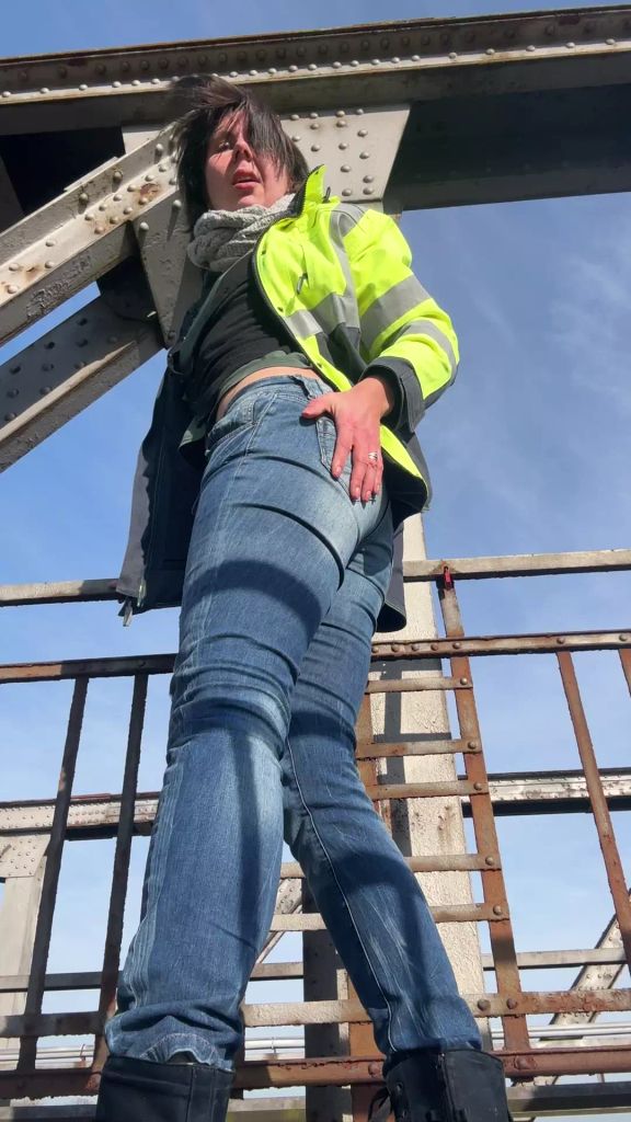 sexy foto nr. 5 von Vicky auf der Eisenbahnbrücke