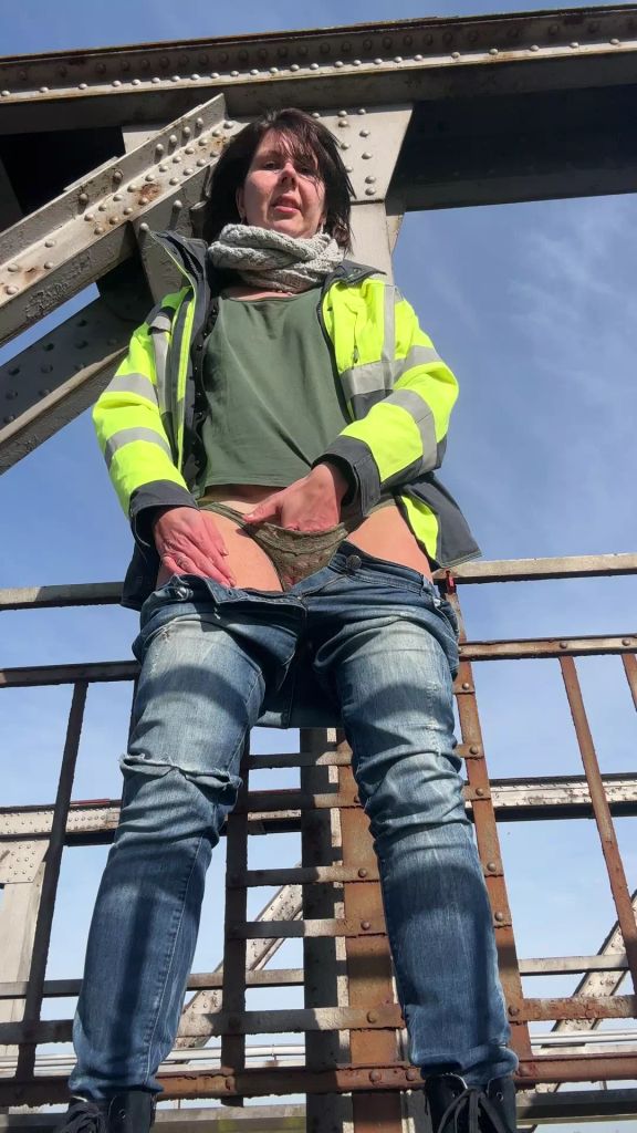 sexy foto nr. 7 von Vicky auf der Eisenbahnbrücke