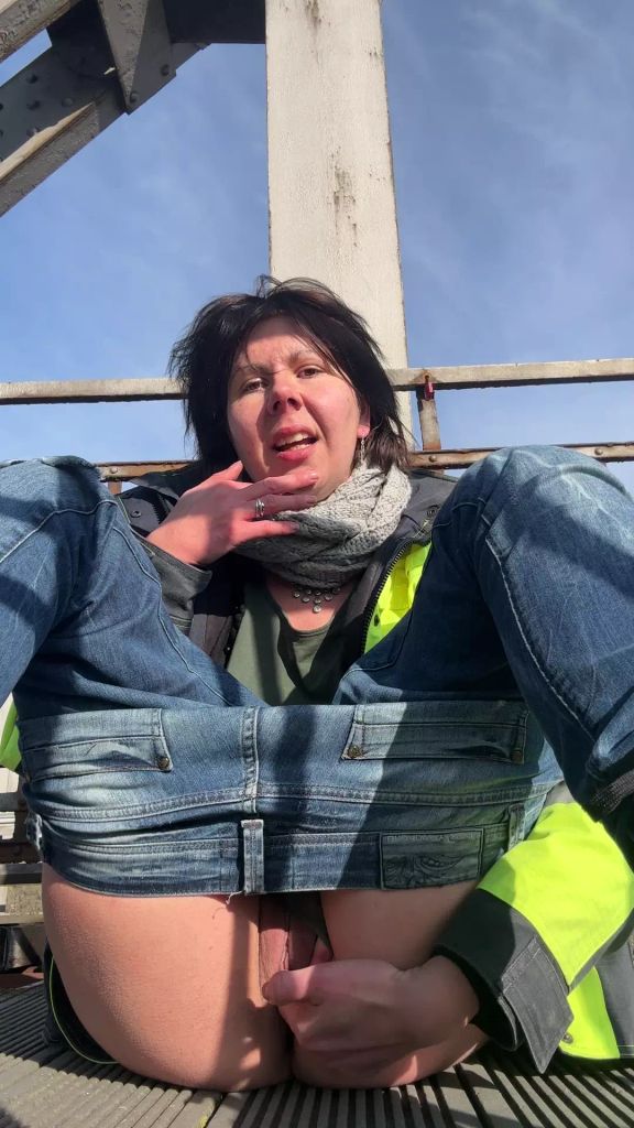 sexy foto nr. 9 von Vicky auf der Eisenbahnbrücke