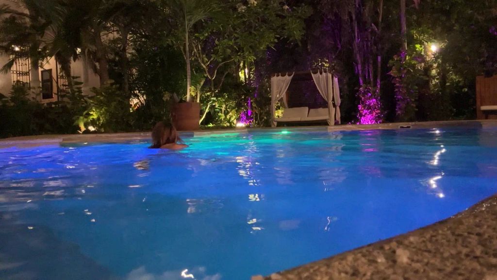 sexy foto nr. 6 von Vicky nackt im Pool