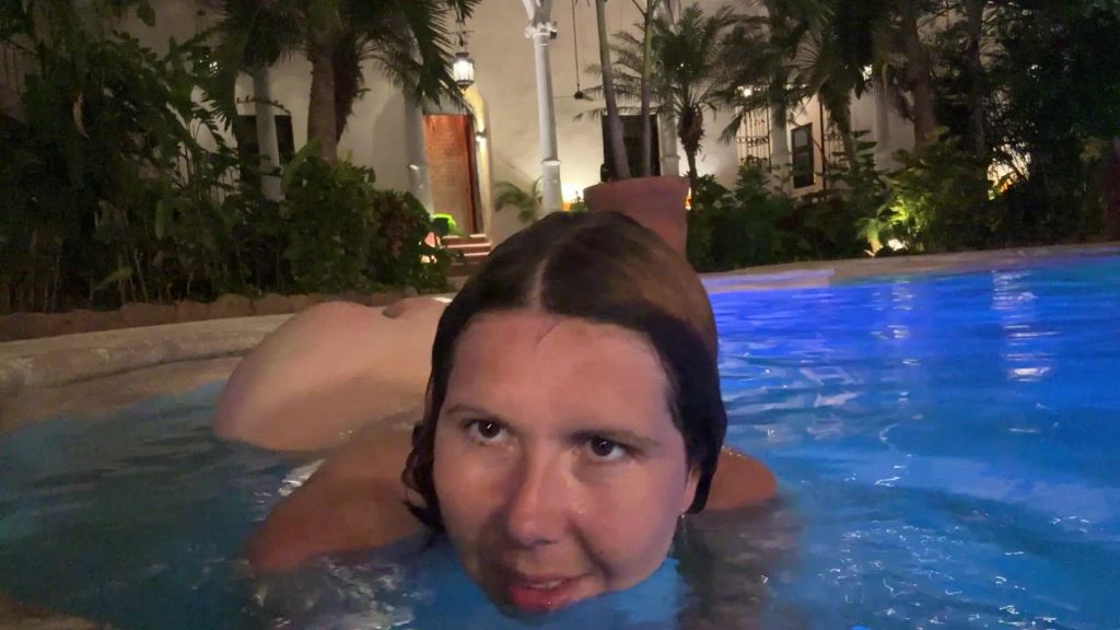 sexy foto nr. 9 von Vicky nackt im Pool