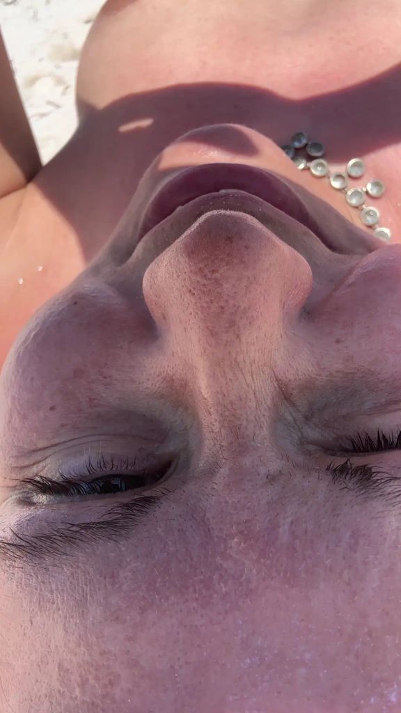 sexy foto nr. 2 von Vicky nackt am Strand