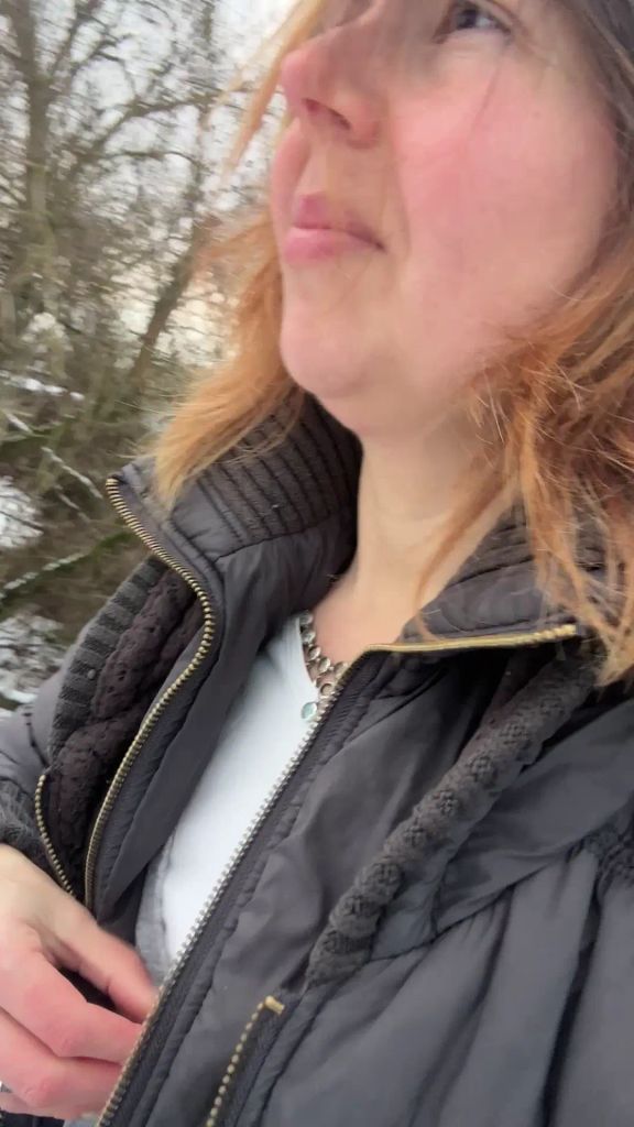 sexy foto nr. 4 von Vickys Booty-Workout im Schnee