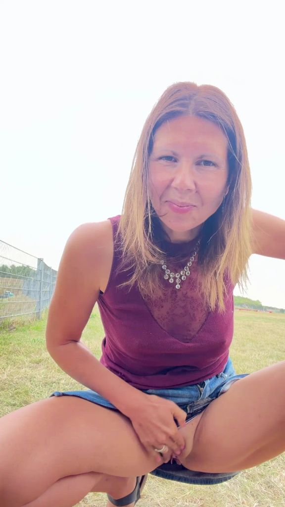 sexy foto nr. 9 von Vicky auf dem Festival