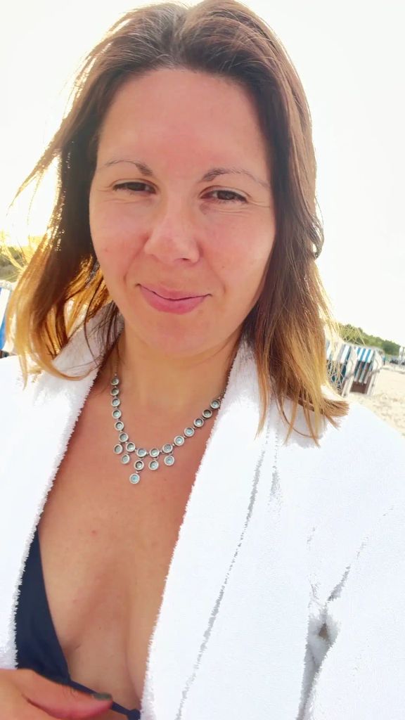 Vorschaubild 1 zum Video „Vicky hinter einem Strandkorb“