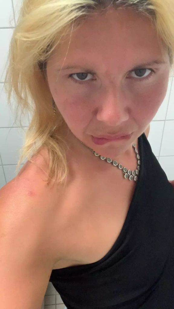 sexy foto nr. 2 von Vicky heiß auf Eis
