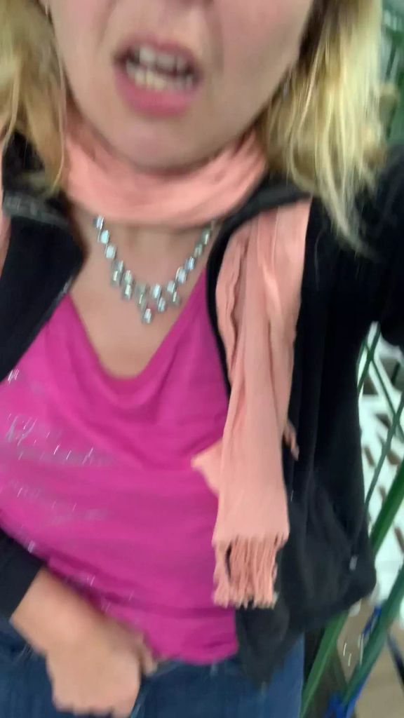 sexy foto nr. 6 von Vicky im Drogerielager