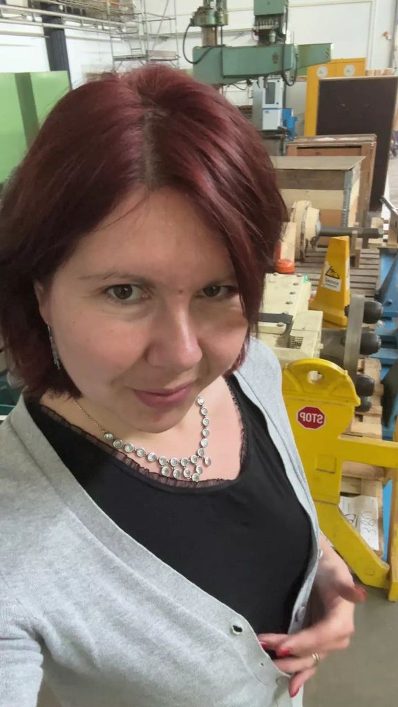 sexy foto nr. 1 von Vicky in der Werkstatt