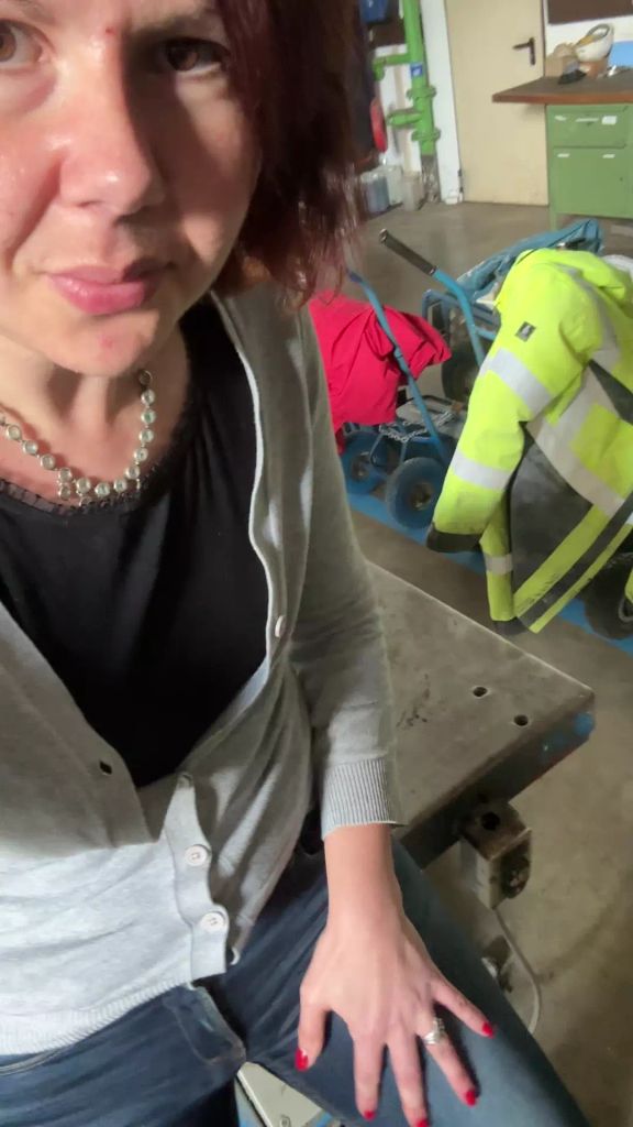 sexy foto nr. 2 von Vicky in der Werkstatt