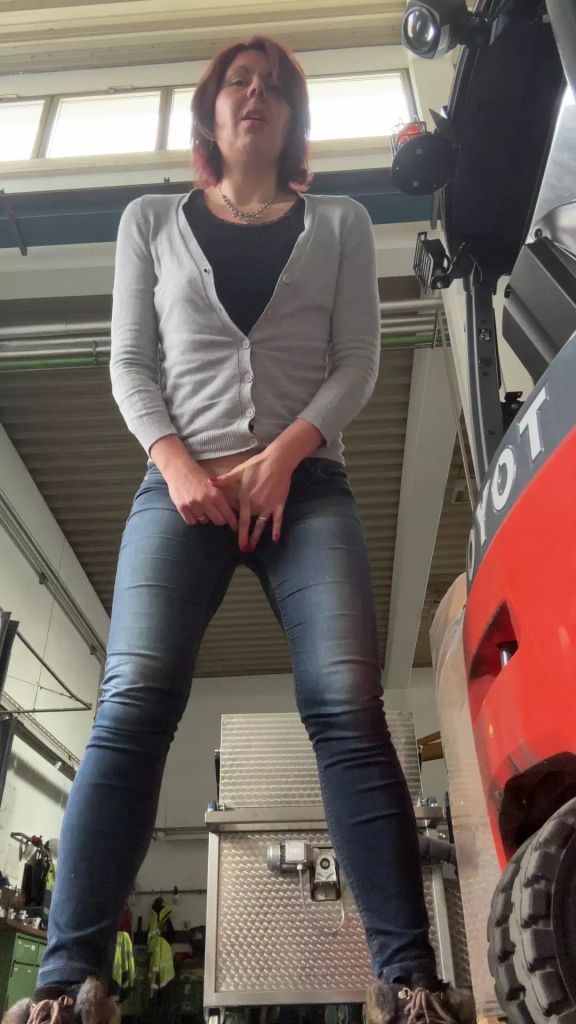 sexy foto nr. 6 von Vicky in der Werkstatt