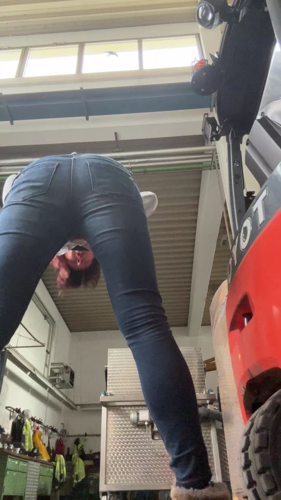 sexy foto nr. 8 von Vicky in der Werkstatt