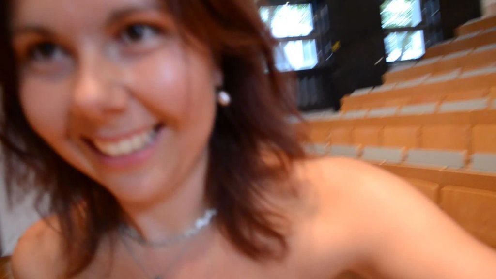 sexy foto nr. 6 von Vicky in der Uni