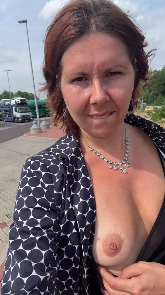sexy foto nr. 3 von Vicky auf dem Porsche :)