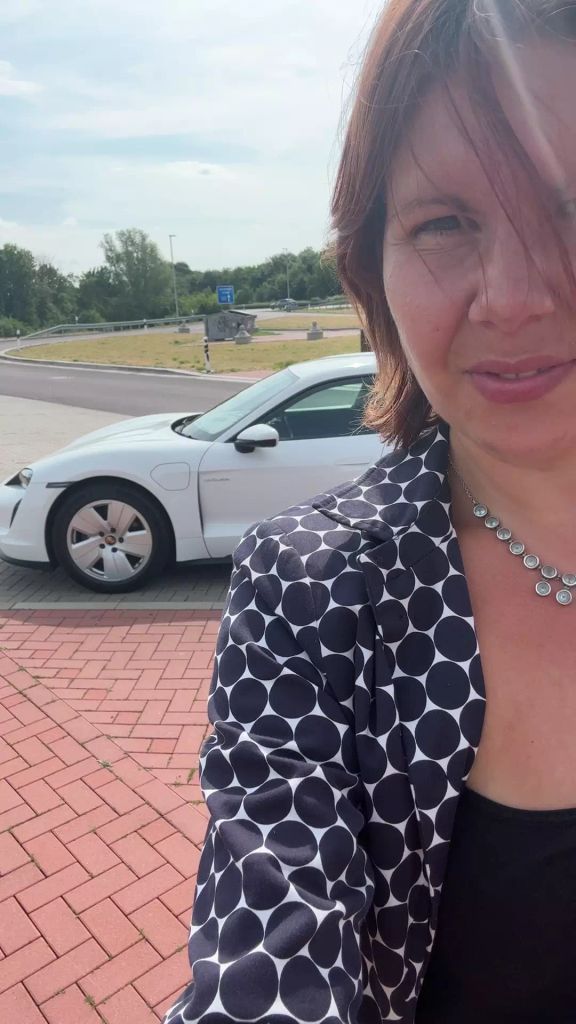 sexy foto nr. 6 von Vicky auf dem Porsche :)