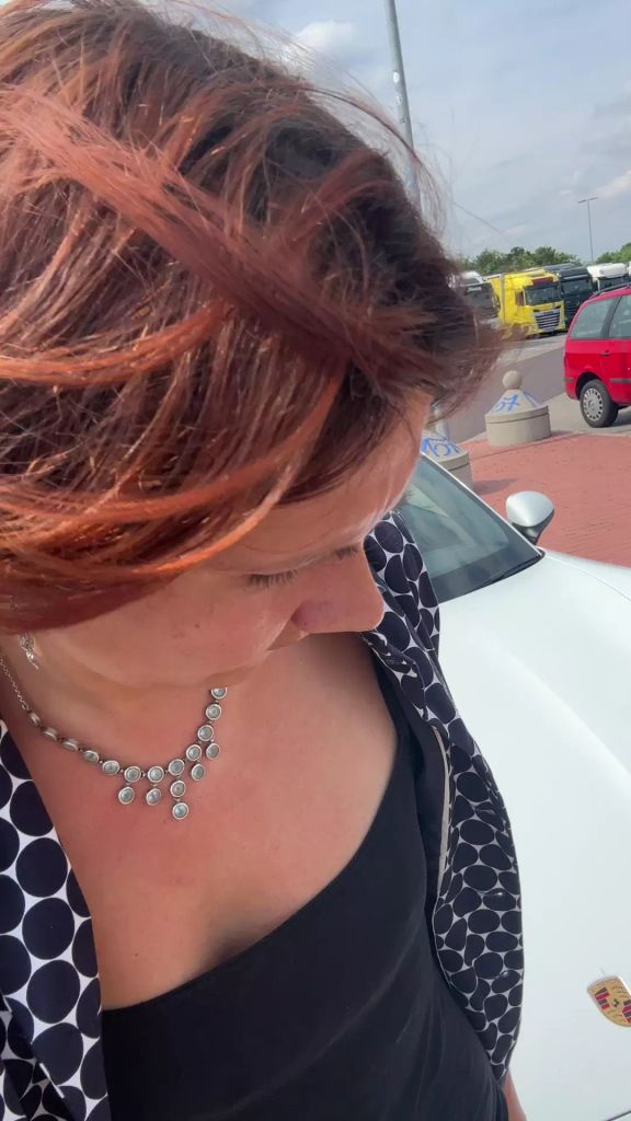 sexy foto nr. 7 von Vicky auf dem Porsche :)