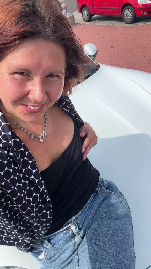 sexy foto nr. 1 von Vicky im Porsche