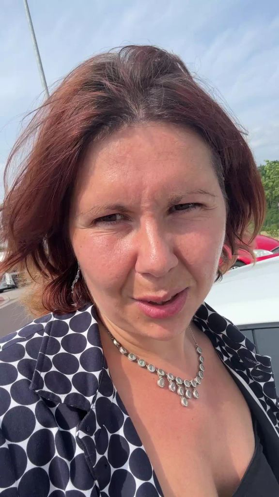 sexy foto nr. 3 von Vicky im Porsche