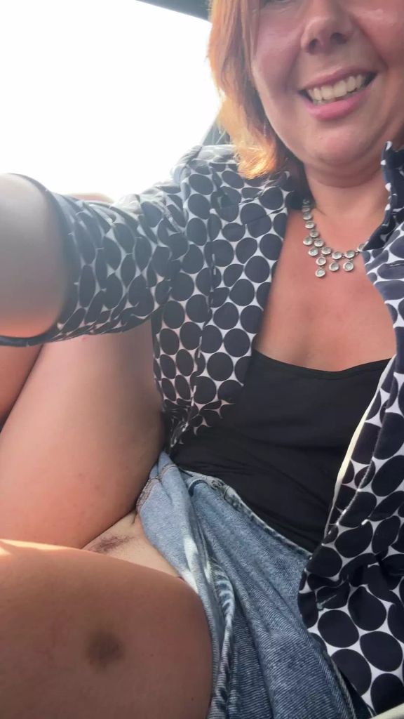 sexy foto nr. 8 von Vicky im Porsche