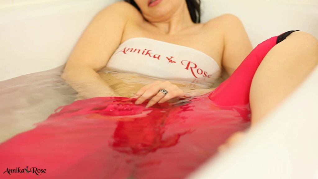 sexy foto nr. 7 von 16.Türchen ~ Mit Klamotten Baden