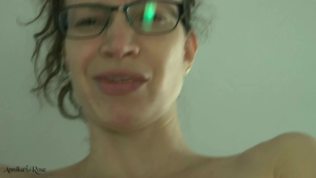 sexy foto nr. 1 von NS - Meßbecher Piss in SkyHeels