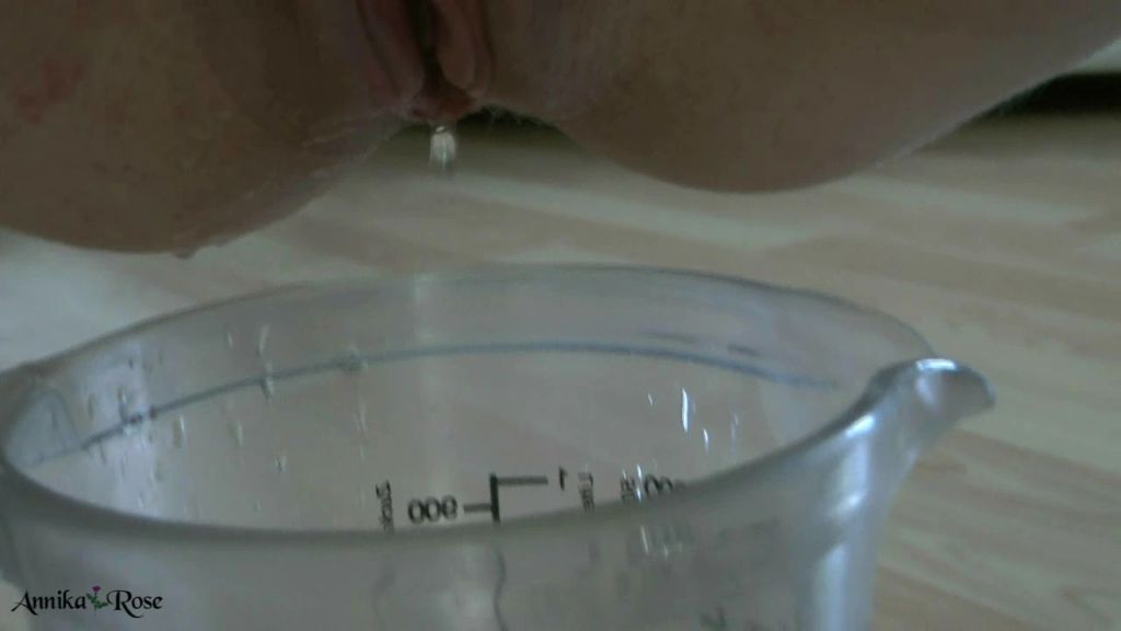 sexy foto nr. 7 von NS - Meßbecher Piss in SkyHeels
