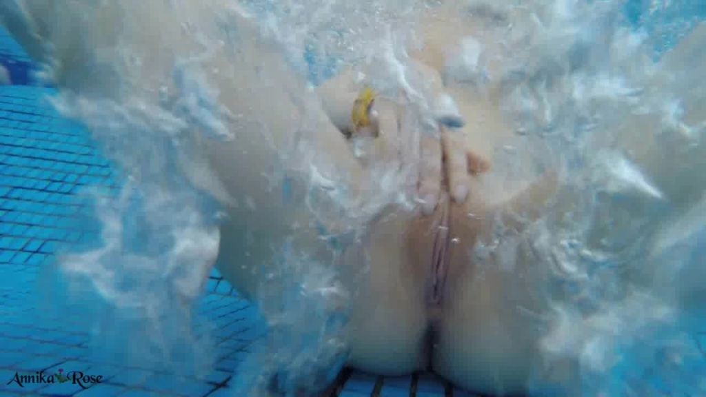 sexy foto nr. 2 von Under Water Love 2