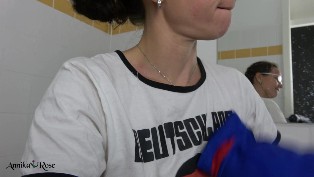 sexy foto nr. 2 von RACHE! Der EM Piss aufs Shirt!