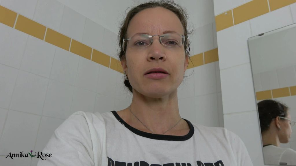 sexy foto nr. 3 von RACHE! Der EM Piss aufs Shirt!