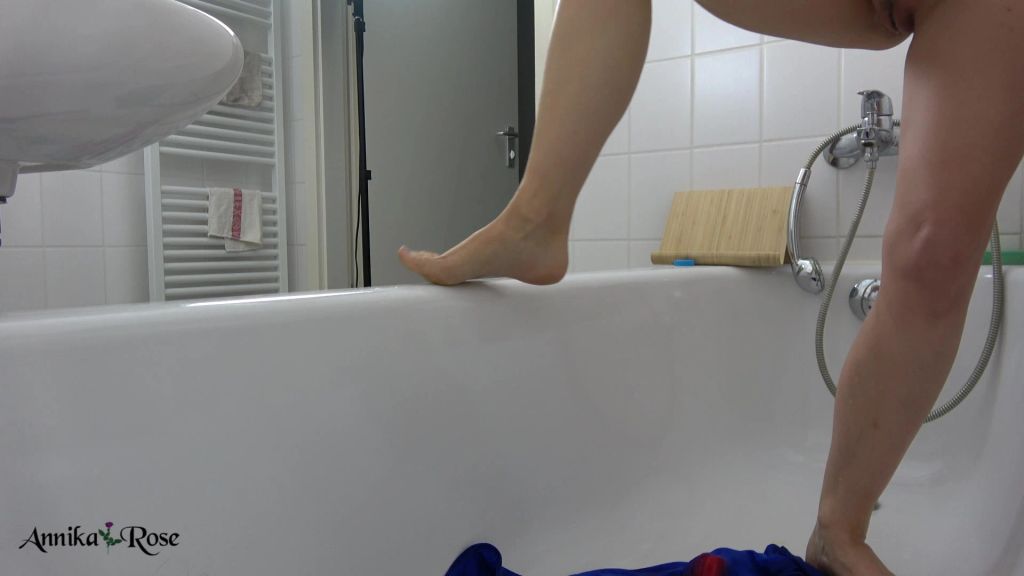 sexy foto nr. 9 von RACHE! Der EM Piss aufs Shirt!