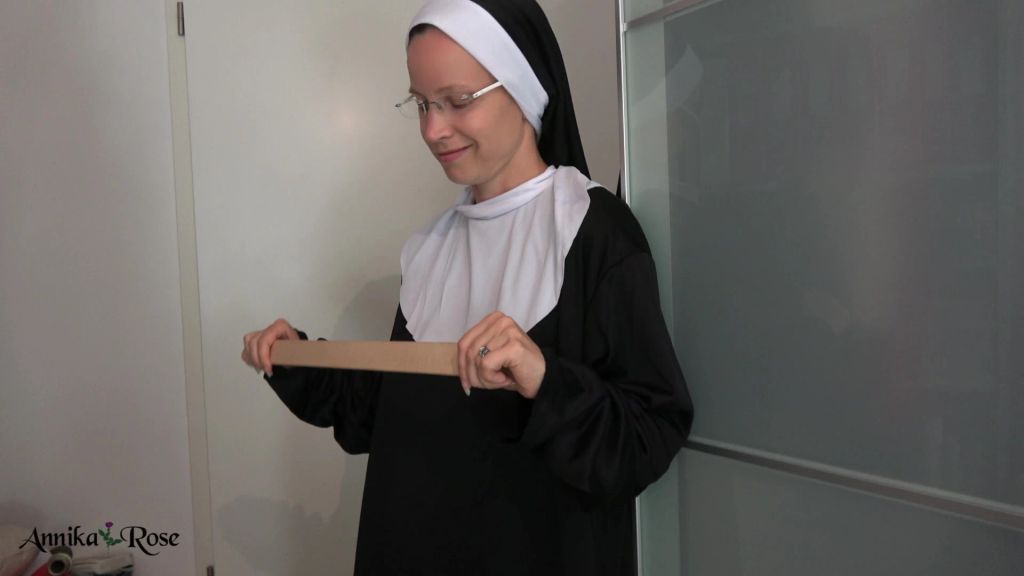 sexy foto nr. 4 von Die Nonne die dich züchtigt