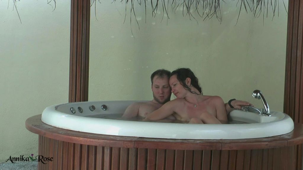 sexy foto nr. 3 von Sperma im Wasser