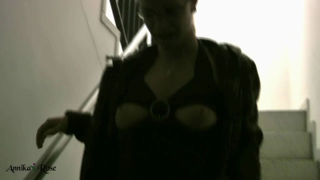 sexy foto nr. 3 von Türchen 23 - Flashing im Parkhaus