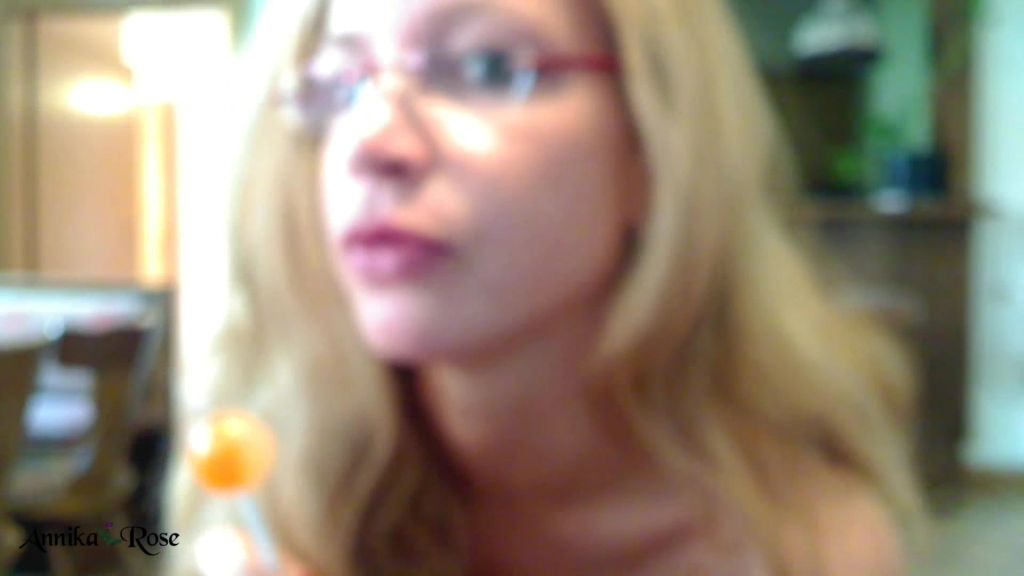 sexy foto nr. 3 von *Public* Lolli in der Muschi