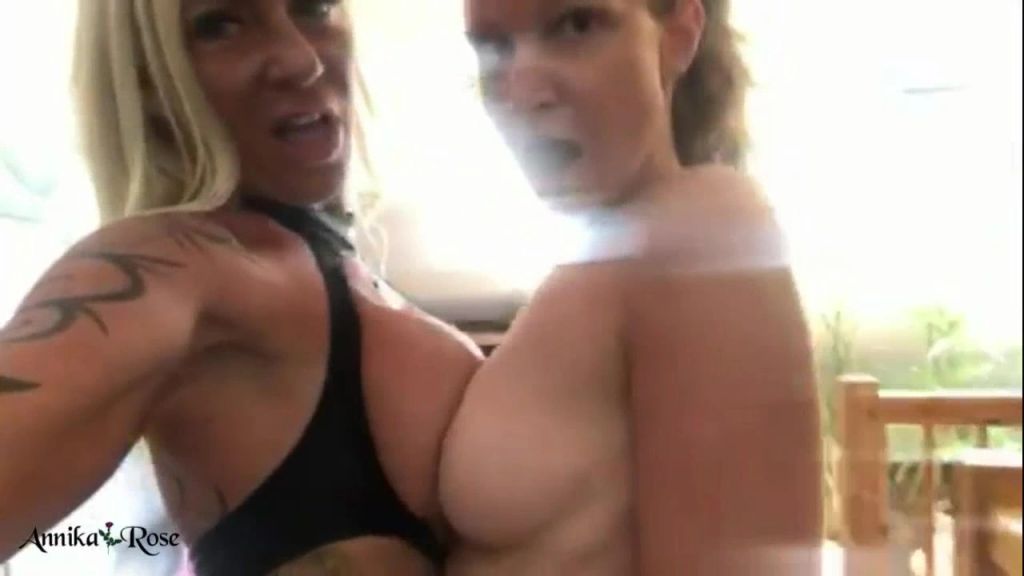 sexy foto nr. 5 von Der Tittenfight mit Sharon