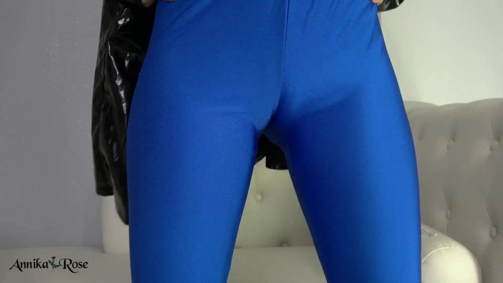 sexy foto nr. 8 von Dominanter Dominakuss in deinem Sekt!