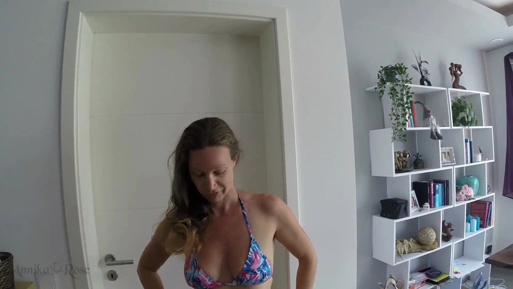 sexy foto nr. 1 von In den Pool gehüpft