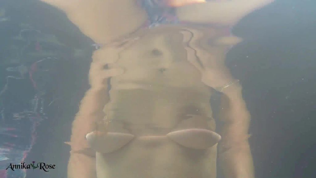 sexy foto nr. 2 von In den Pool gehüpft