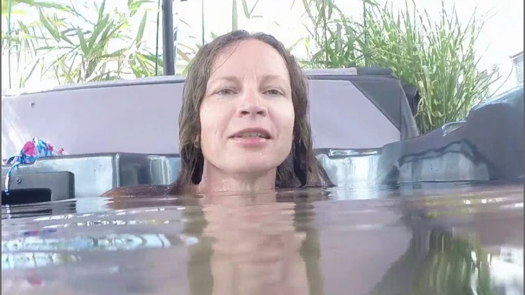 In den Pool gehüpft