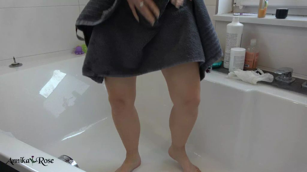 sexy foto nr. 3 von Rasierte Möse nass gemacht