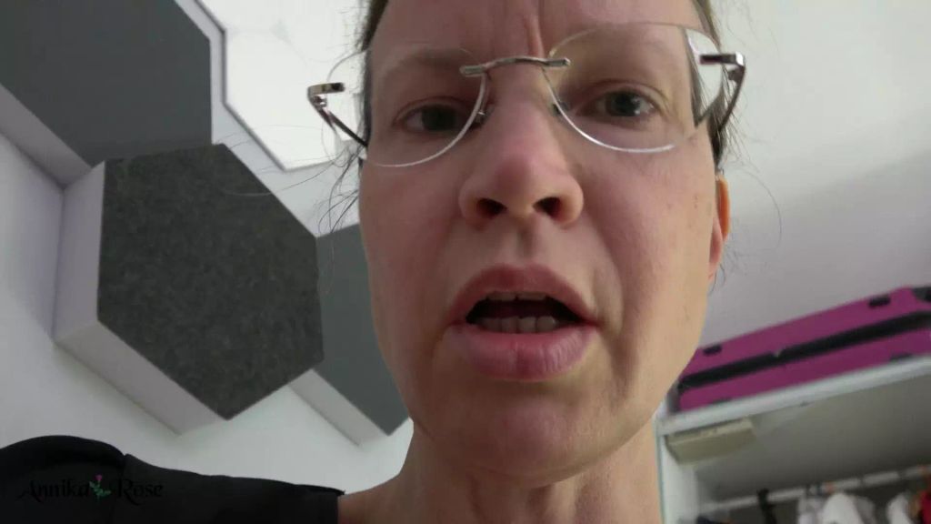 sexy foto nr. 2 von Im Büro masturbiert