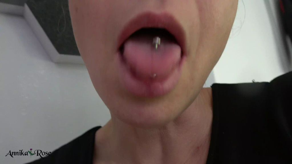 sexy foto nr. 3 von Im Büro masturbiert