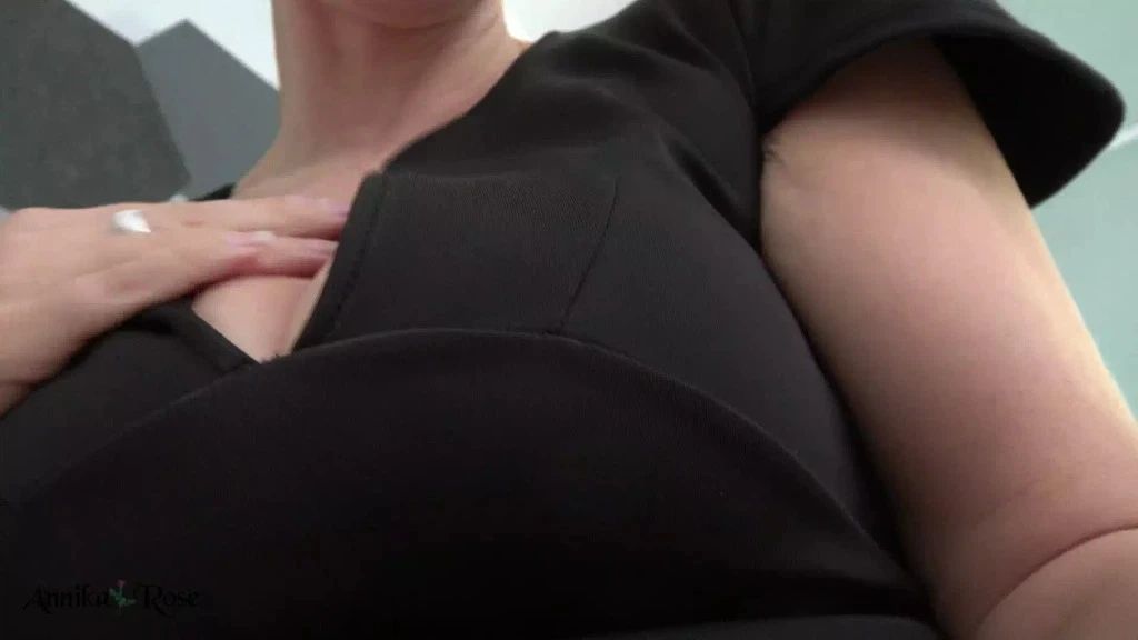 Im Büro masturbiert